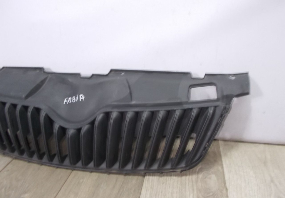 Решетка радиатора бу Skoda Fabia 2 OEM 5J0853668C Решетка радиатора бу Skoda Fabia 2 OEM 5J0853668C