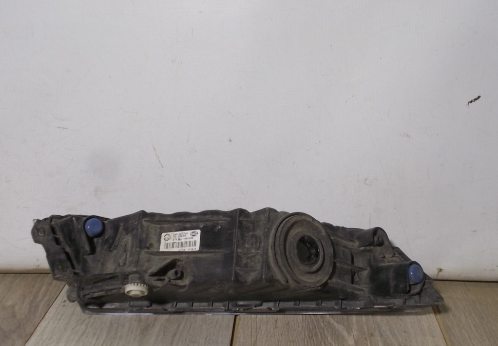 Фара противотуманная правая бу Skoda Superb 3 OEM 3V0941700 Фара противотуманная правая бу Skoda Superb 3 OEM 3V0941700