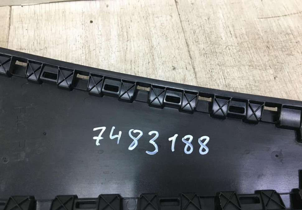 Накладка стойки двери правая BMW 2 F44 oem 7483188 Накладка стойки двери правая BMW 2 F44 oem 7483188