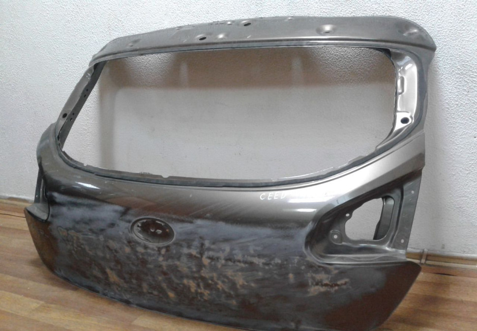 Крышка багажника Kia Ceed 2 (12>) после ремонта Крышка багажника Kia Ceed 2 (12>) после ремонта