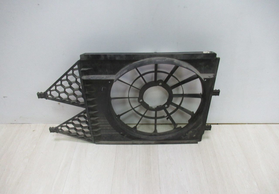 Диффузор вентилятора Volkswagen Polo oem 6RU121207B (слом.мал.часть)
