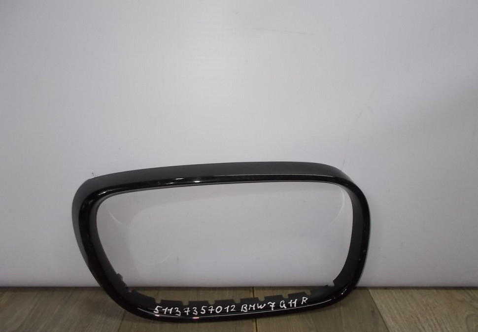 Молдинг решетки радиатора правая бу BMW 7 G11 OEM 51137357012