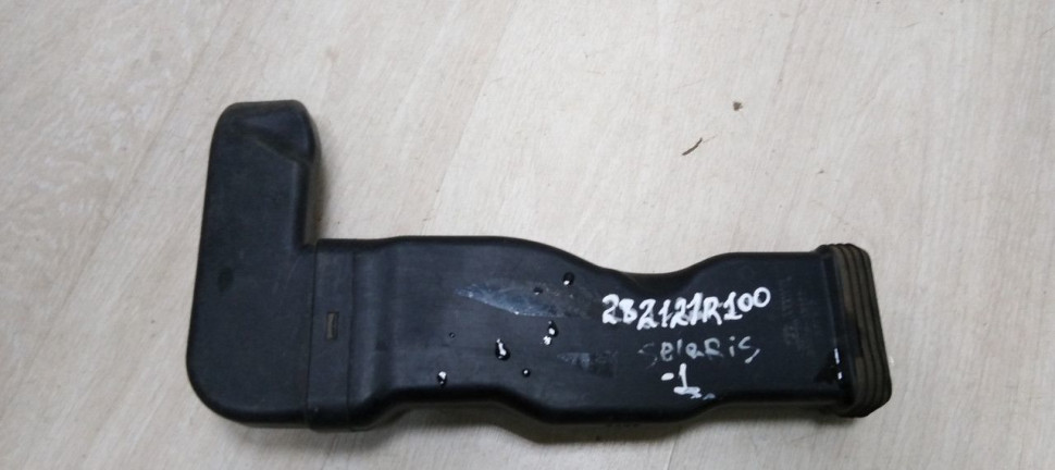 Воздухозаборник резонатора Hyundai Solaris 1 10-17 oem 282121R100