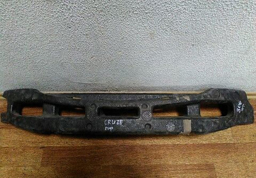 Абсорбер переднего бампера Chevrolet Cruze oem 95213171