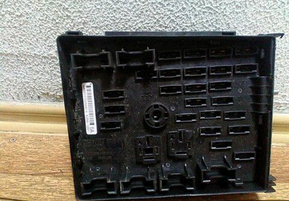 Блок предохранителей под капот Volkswagen Passat B7 oem 3c0937125a