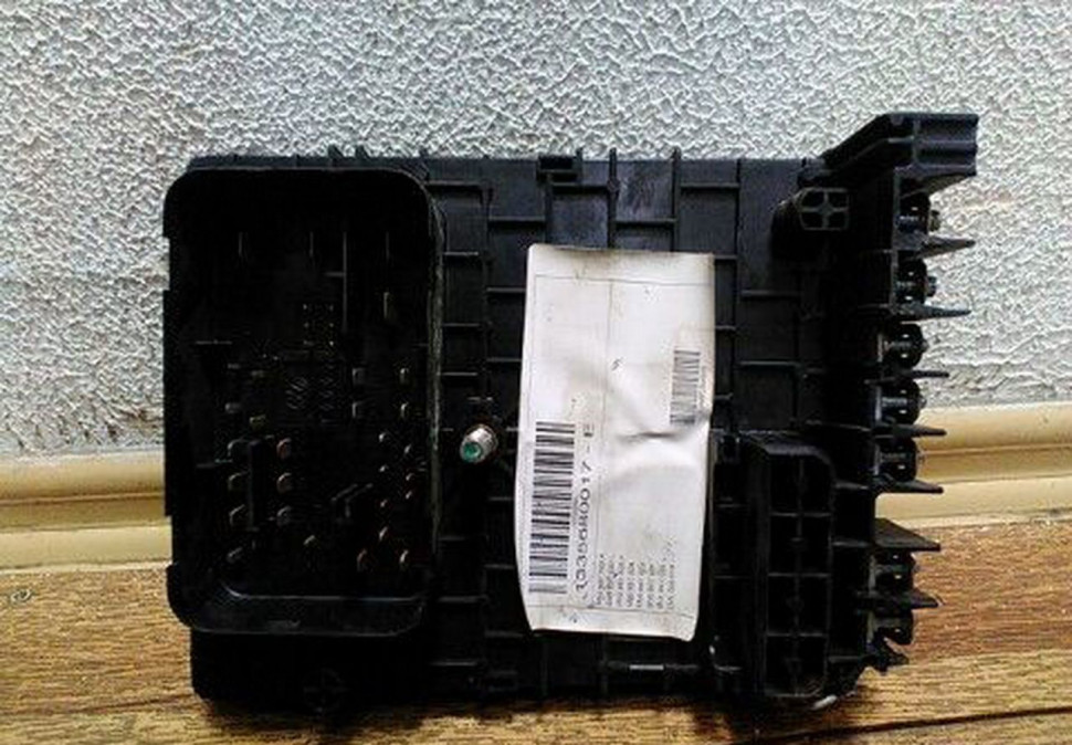 Блок предохранителей под капот Volkswagen Passat B7 oem 3c0937125a