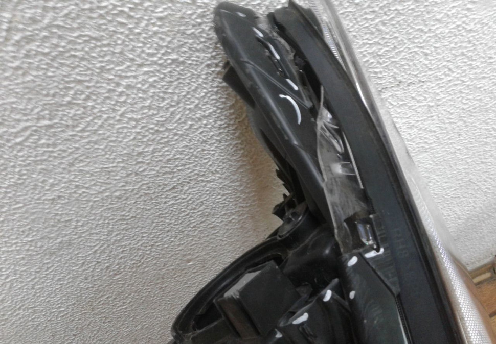Фара правая Hyundai Tucson oem 92102D7000 (трещины корпуса слом часть) (галоген) Фара правая Hyundai Tucson oem 92102D7000 (трещины корпуса слом часть) (галоген)