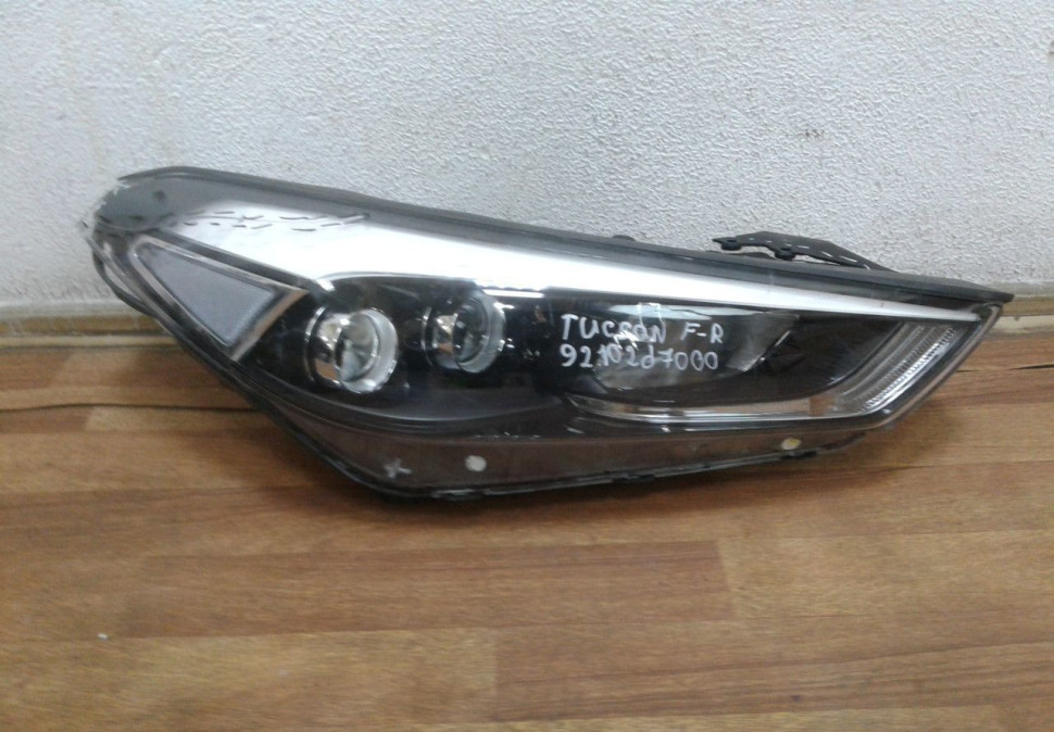 Фара правая Hyundai Tucson oem 92102D7000 (трещины корпуса слом часть) (галоген) Фара правая Hyundai Tucson oem 92102D7000 (трещины корпуса слом часть) (галоген)