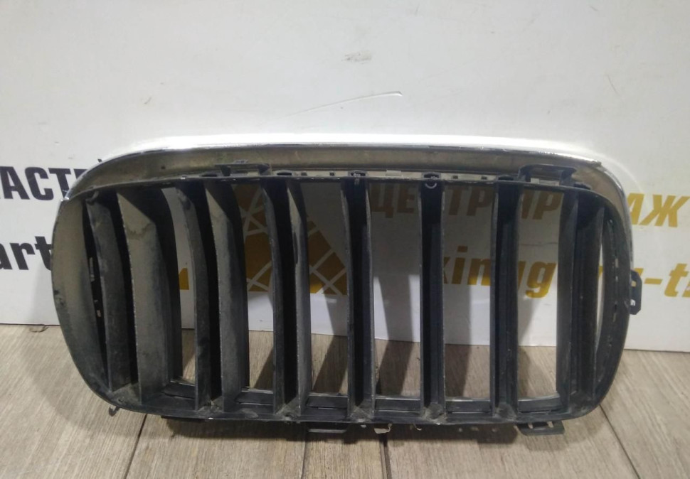 Решетка радиатора правая бу BMW X5 F15 OEM 51117308660 Решетка радиатора правая бу BMW X5 F15 OEM 51117308660