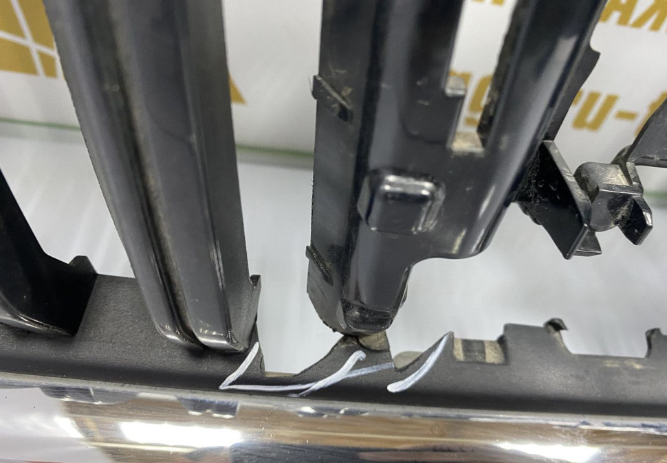 Решетка радиатора Skoda Octavia A8 OEM 5E3853343 Решетка радиатора Skoda Octavia A8 OEM 5E3853343