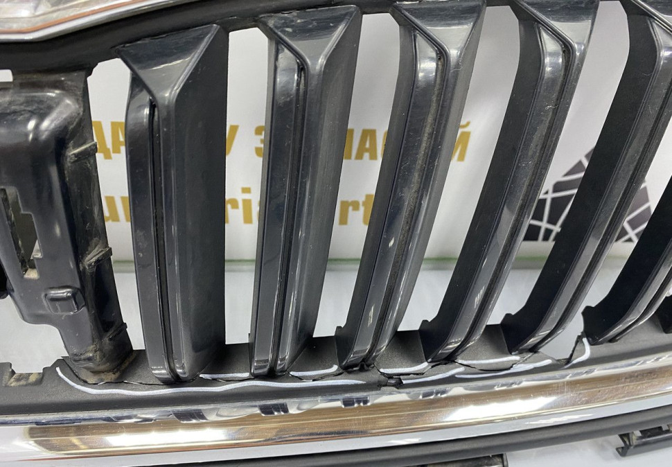 Решетка радиатора Skoda Octavia A8 OEM 5E3853343 Решетка радиатора Skoda Octavia A8 OEM 5E3853343