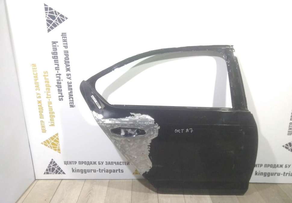 Дверь задняя правая бу Skoda Octavia A7 OEM 5E5833052A