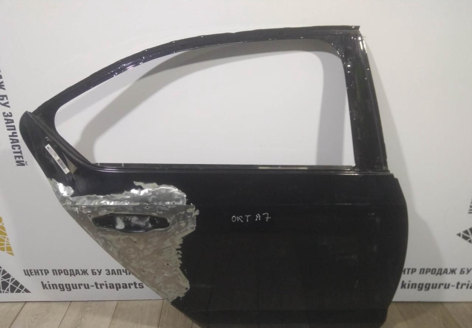 Дверь задняя правая бу Skoda Octavia A7 OEM 5E5833052A