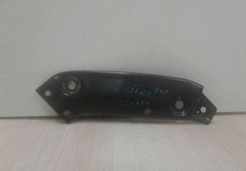 Кронштейн (суппорт) фары правый Volkswagen Jetta 6 oem 5c6805932