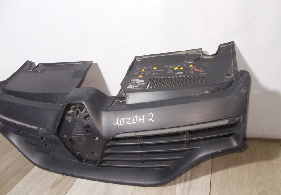 Решетка радиатора бу Renault Logan 2 OEM 623107605R