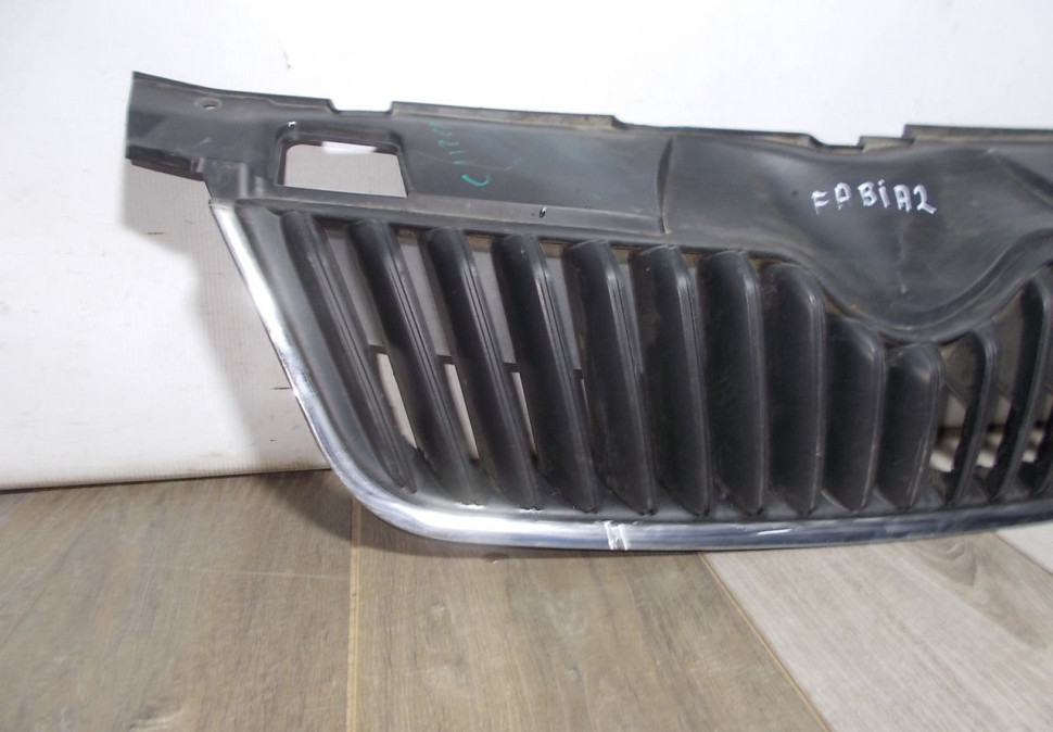 Решетка радиатора бу Skoda Fabia 2 OEM 5J0853668C Решетка радиатора бу Skoda Fabia 2 OEM 5J0853668C