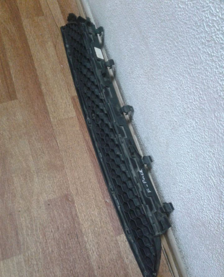 Решетка переднего бампера Jaguar F-Pace (слом. часть) oem hk8m17h750 Решетка переднего бампера Jaguar F-Pace (слом. часть) oem hk8m17h750