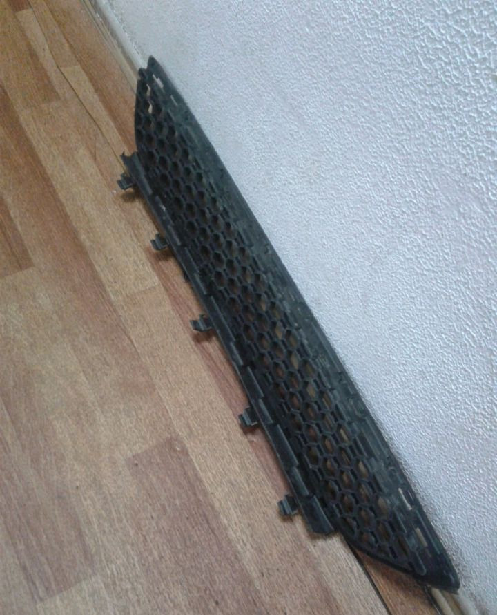 Решетка переднего бампера Jaguar F-Pace (слом. часть) oem hk8m17h750 Решетка переднего бампера Jaguar F-Pace (слом. часть) oem hk8m17h750