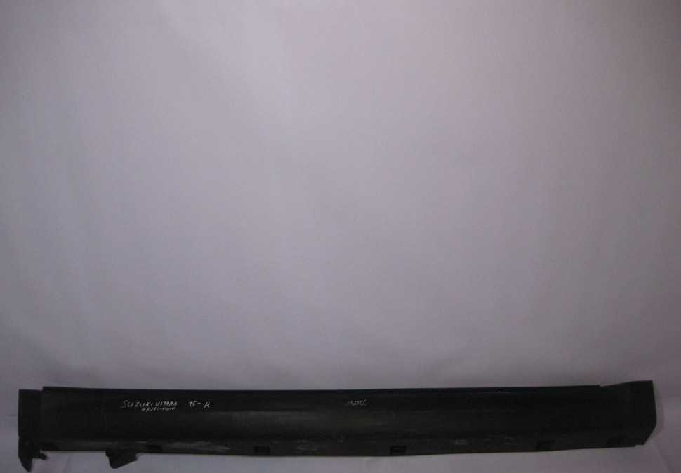 Накладка порога правая Suzuki Vitara 2 oem 7723154p0 (скл-3) Накладка порога правая Suzuki Vitara 2 oem 7723154p0 (скл-3)