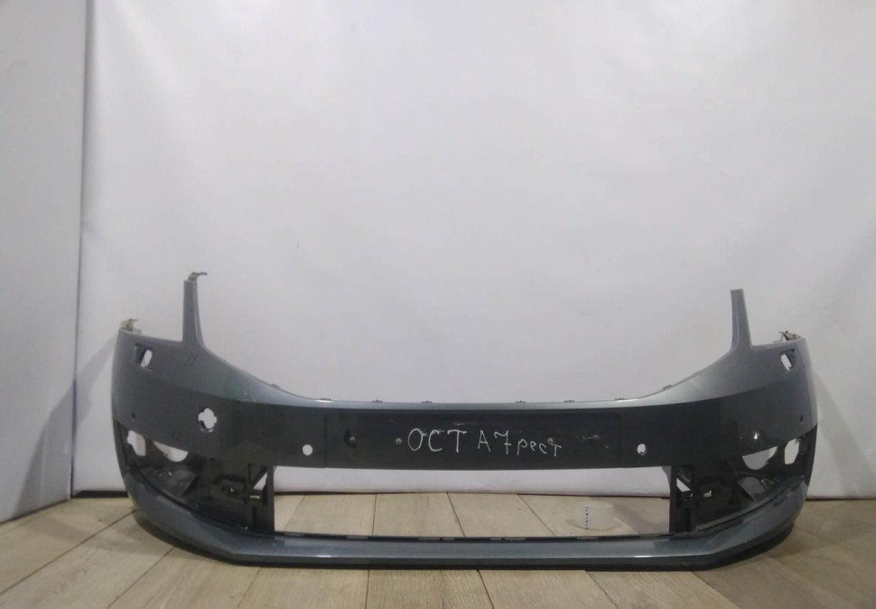 Бампер передний бу Skoda Octavia A7 рестайлинг OEM 5EU807221F (слом.1крепл)