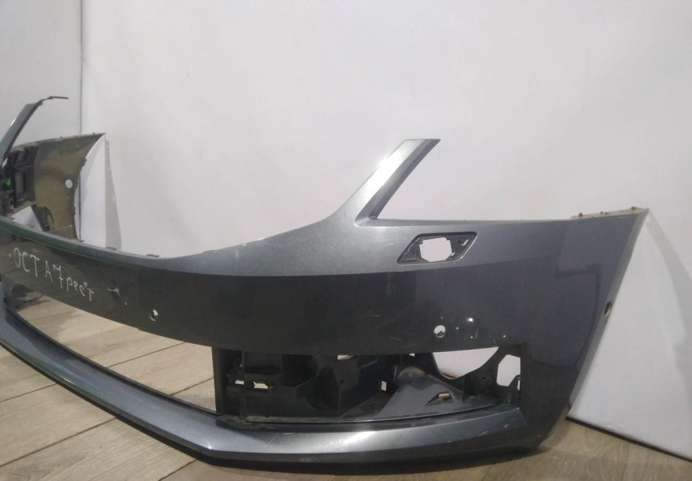 Бампер передний бу Skoda Octavia A7 рестайлинг OEM 5EU807221F (слом.1крепл)
