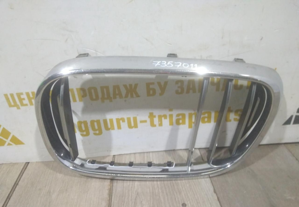 Молдинг решетки радиатора левый бу BMW 7 G11 OEM 51137357011