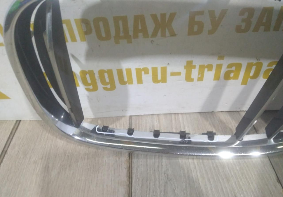 Молдинг решетки радиатора левый бу BMW 7 G11 OEM 51137357011 Молдинг решетки радиатора левый бу BMW 7 G11 OEM 51137357011