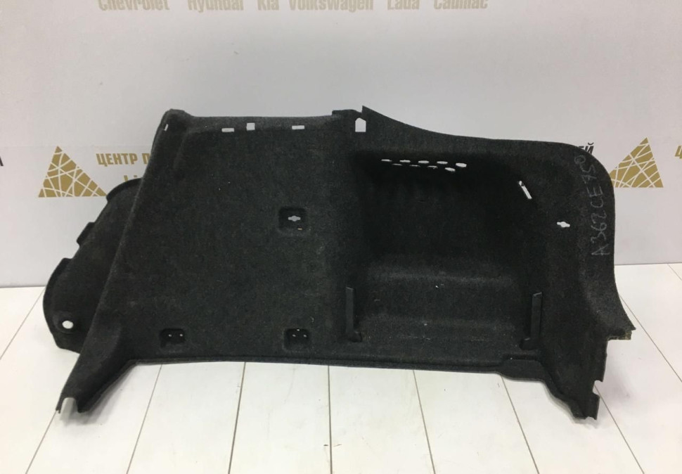 Обивка багажника правая Skoda Octavia A7 OEM 5E5867428F