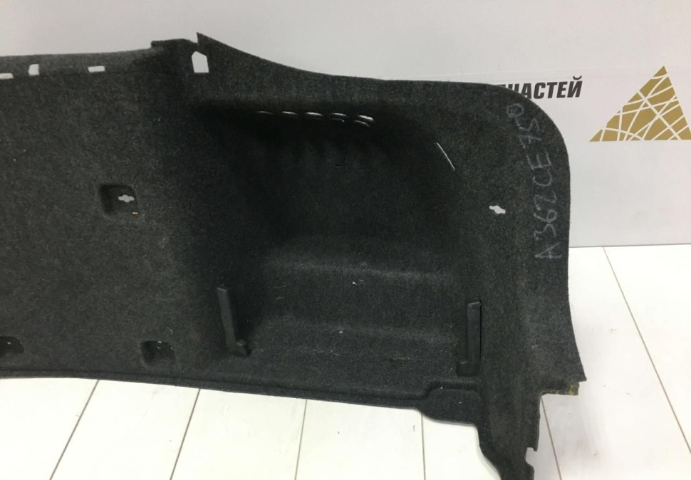 Обивка багажника правая Skoda Octavia A7 OEM 5E5867428F