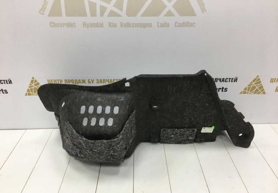 Обивка багажника правая Skoda Octavia A7 OEM 5E5867428F
