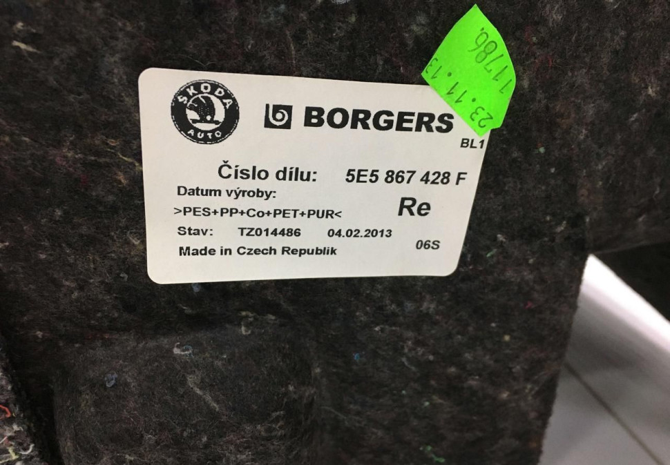 Обивка багажника правая Skoda Octavia A7 OEM 5E5867428F