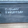 Подиум номерного знака Volkswagen Tiguan oem 5NA807287
