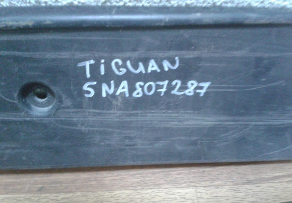 Подиум номерного знака Volkswagen Tiguan oem 5NA807287