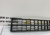 Решетка переднего бампера Skoda Octavia A7 до рестайлинг OEM 5E0853677