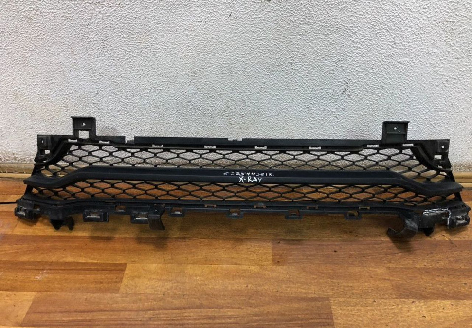 Решетка переднего бампера Lada X-Ray oem 622544361r (слом. 1 крепл.) (скл-3)