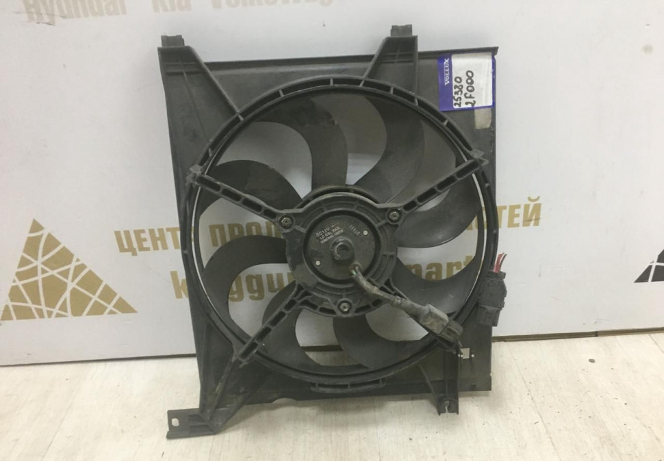 Диффузор с вентилятором Kia Cerato 1 1.6 2003-2009 oem 253502F000 Диффузор с вентилятором Kia Cerato 1 1.6 2003-2009 oem 253502F000