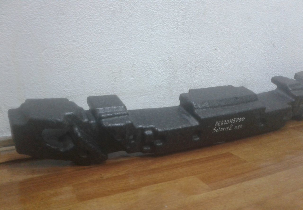 Абсорбер переднего бампера Hyundai Solaris 2 oem 86520h5000 (слом.часть)