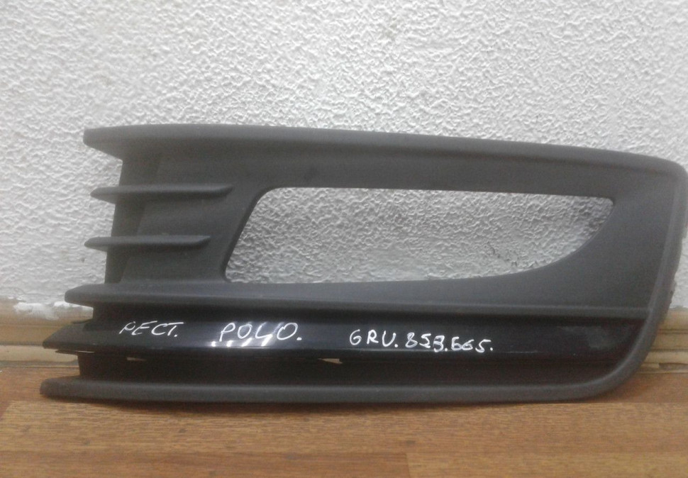 Накладка ПТФ левая Volkswagen Polo рест oem 6RU853665