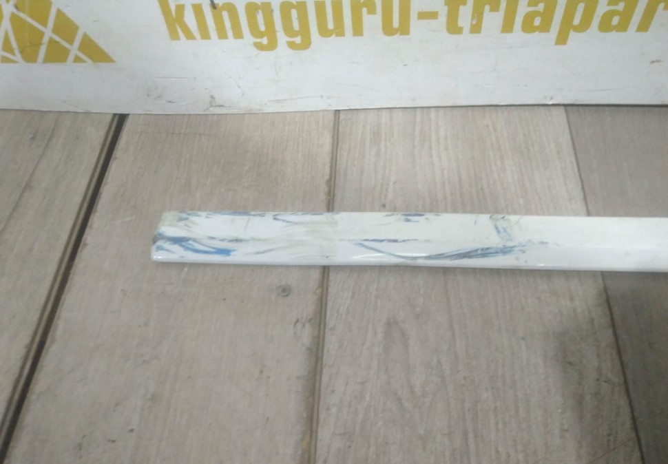 Молдинг двери передний правый бу Skoda Octavia A5 OEM 1Z0853518A