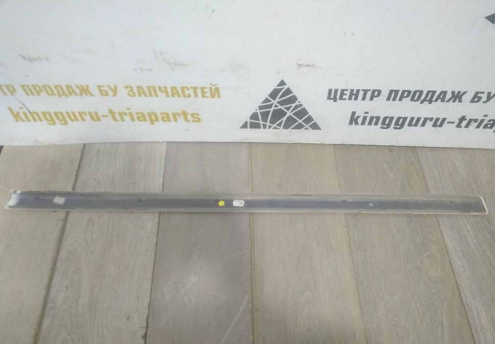 Молдинг двери передний правый бу Skoda Octavia A5 OEM 1Z0853518A