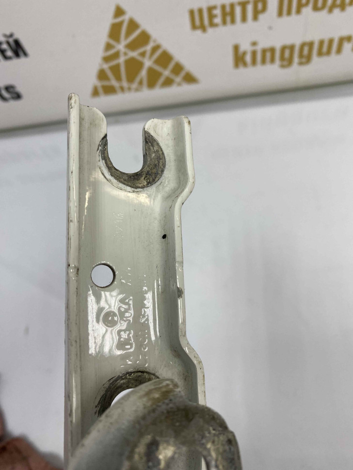 Петля капота правая Volkswagen Polo 5 2009 OEM 6R0823302B Петля капота правая Volkswagen Polo 5 2009 OEM 6R0823302B