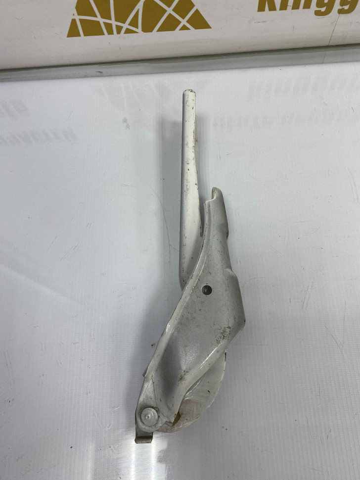Петля капота правая Volkswagen Polo 5 2009 OEM 6R0823302B Петля капота правая Volkswagen Polo 5 2009 OEM 6R0823302B