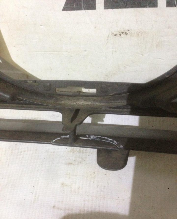 Решетка радиатора Lexus RX350 (скол) (скл-3)