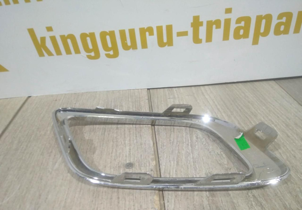 Молдинг переднего бампера правый бу Renault Sandero Stepway 2 рестайлинг OEM 261A25604R Молдинг переднего бампера правый бу Renault Sandero Stepway 2 рестайлинг OEM 261A25604R