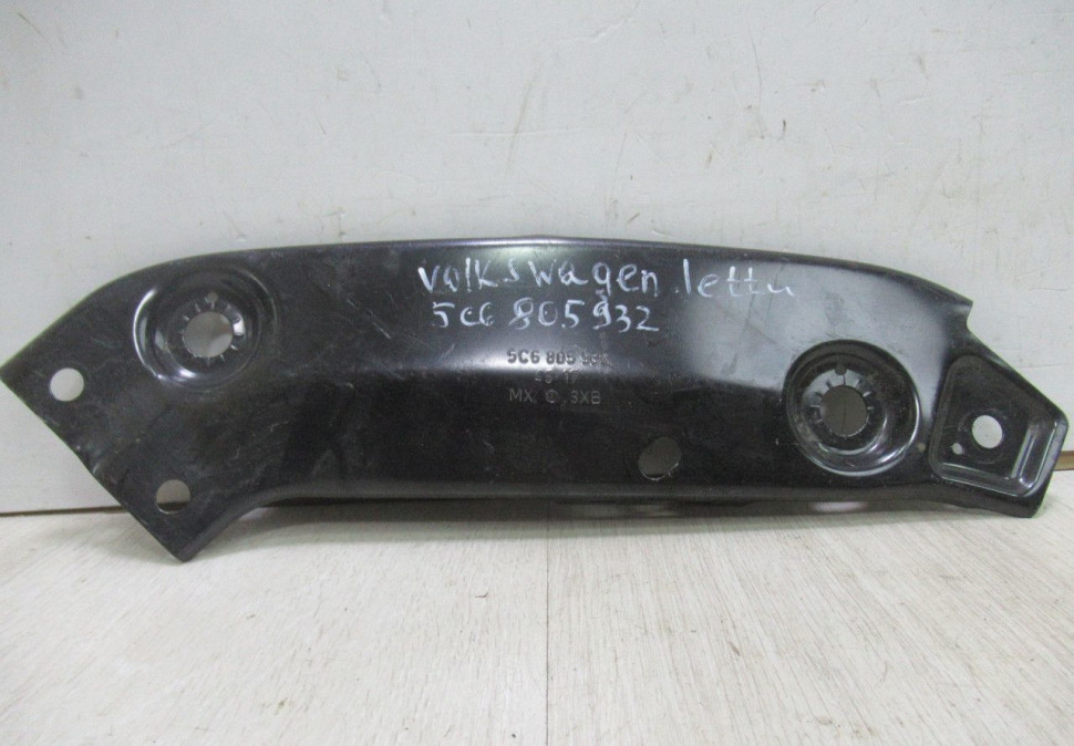 Кронштейн фары правый Volkswagen Jetta 6 oem 5c6805932