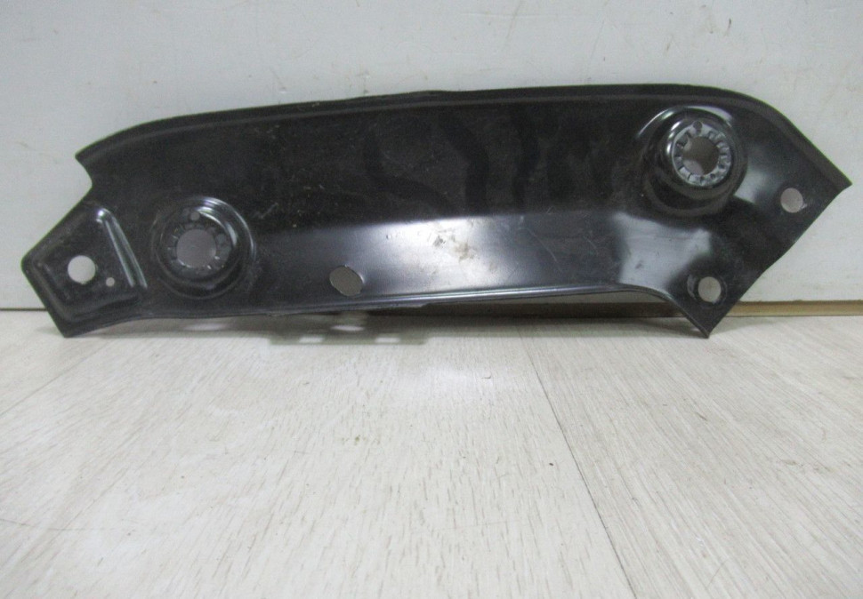 Кронштейн фары правый Volkswagen Jetta 6 oem 5c6805932 Кронштейн фары правый Volkswagen Jetta 6 oem 5c6805932