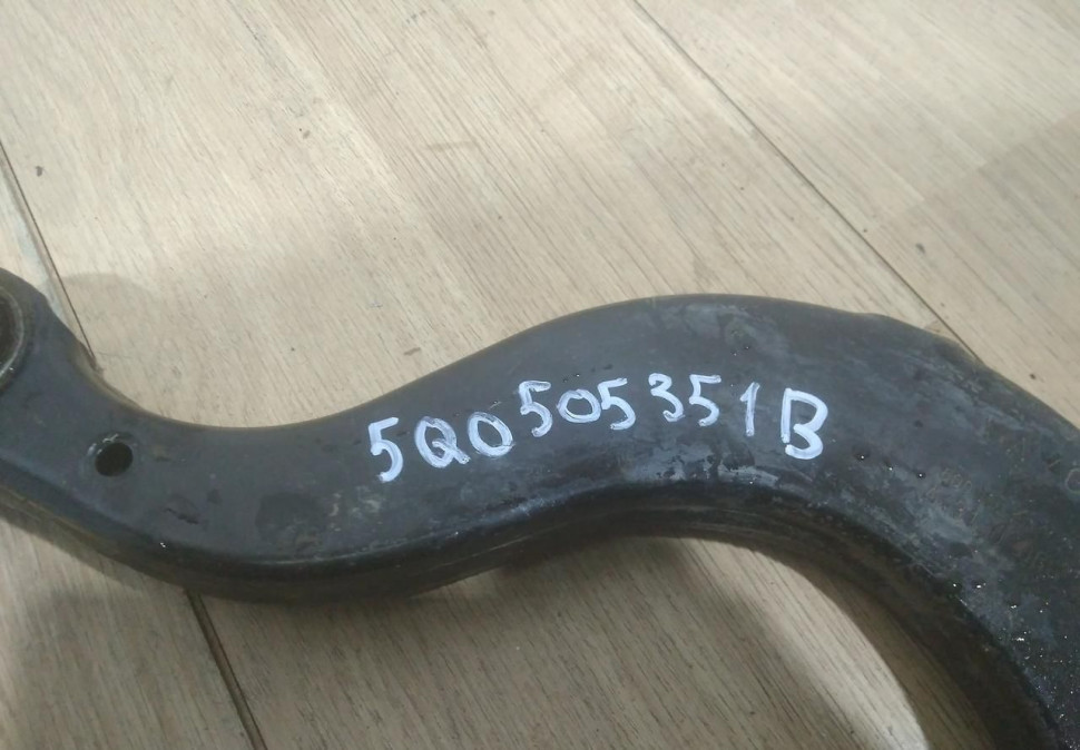 Рычаг задний верхний бу Skoda Yeti OEM 5Q0505351B