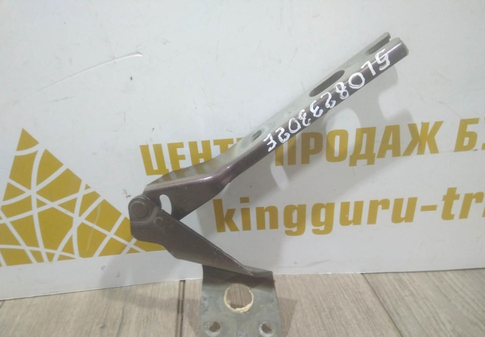 Петля капота правая бу Skoda Yeti OEM 5L0823302E