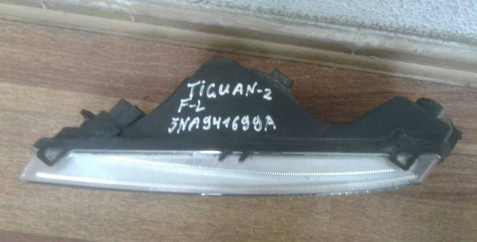 Фара птф левая Volkswagen Tiguan 2 oem 5na941699a (слом. 2 крепл.)