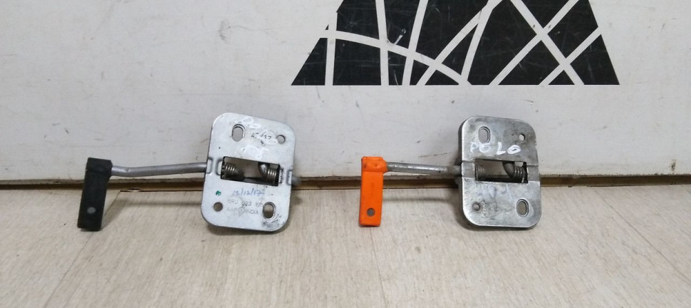 Крюк замка капота Volkswagen Polo oem 6ru823186
